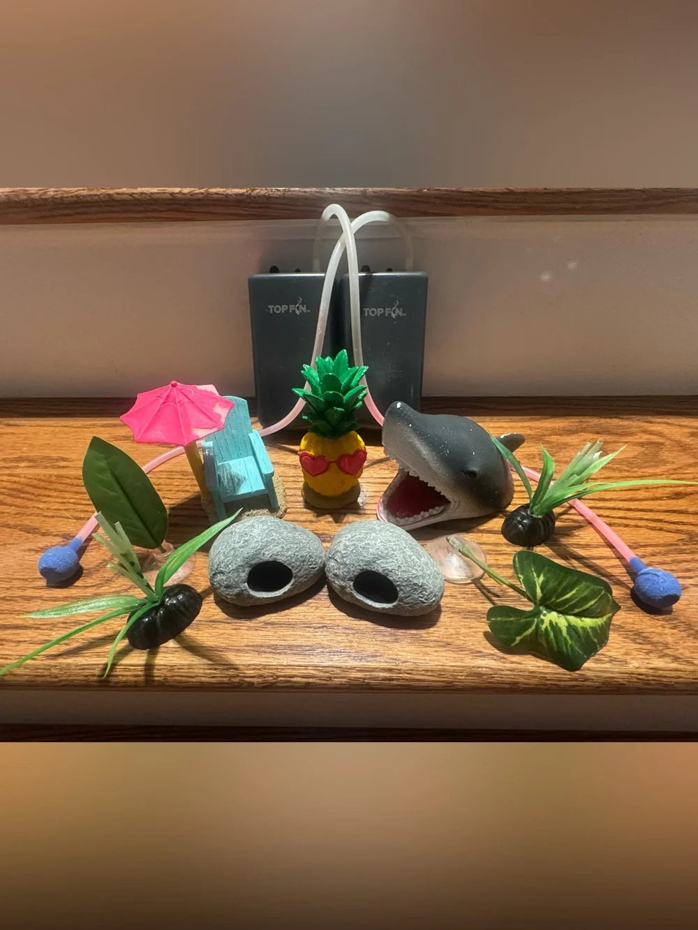 Beach & Halloween figurines, greenery, hideaways & battery operated air pumps